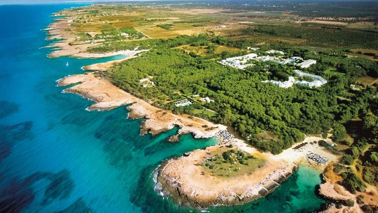 Il litorale di Ostuni visto dall’alto, tra calette e scogliera bassa
