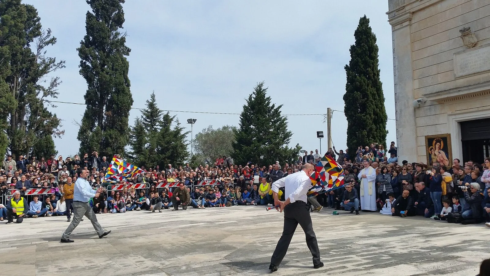 La battitura della 'Nzegna a Carovigno, davanti alla folla