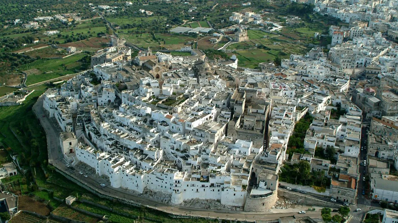 Ostuni vista dall'alto, tra gli uliveti e il mare