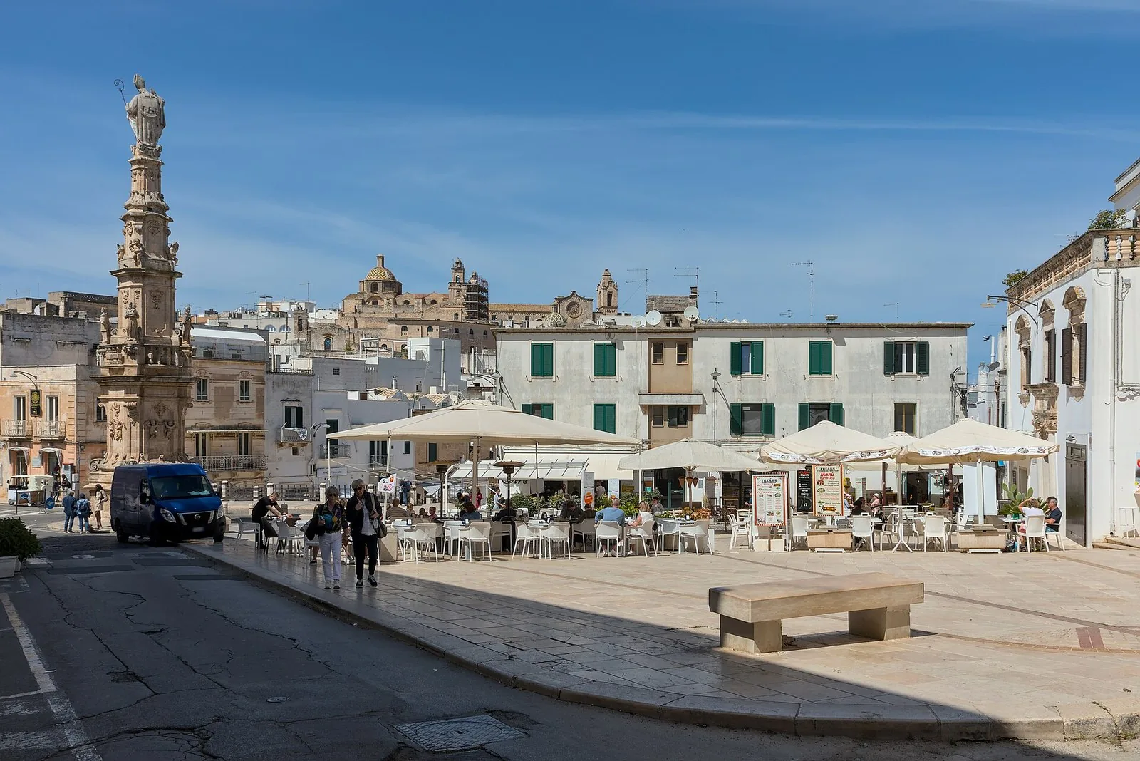 Piazza della Libertà a Ostuni, con la colonna di Sant'Oronzo