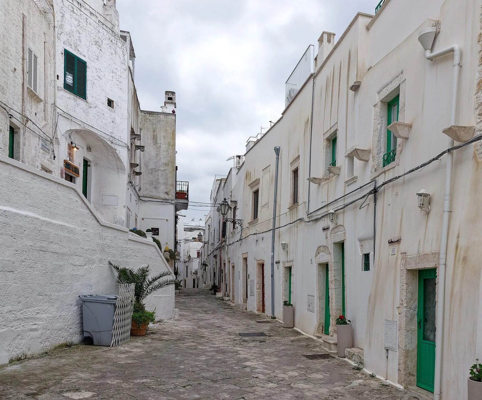 Un vicolo imbiancato a calce del centro storico di Ostuni, deserto