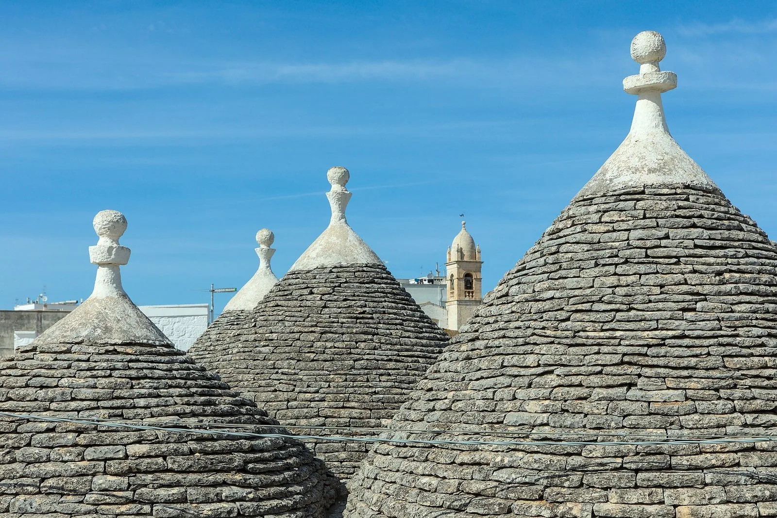 I tetti conici dei trulli del Rione Monti, ad Alberobello